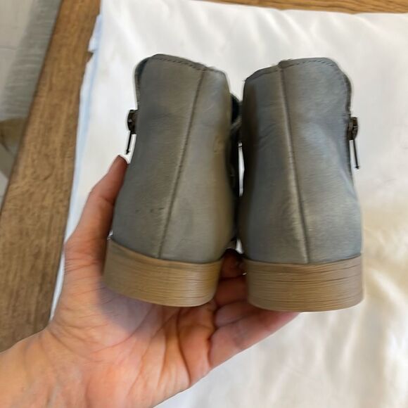 COOLWAY GREY CUTOUT PEEP TOE SHOOTIES. NEW. ZIPPER IS AT INNER ANKLE. - Picture 5 of 9